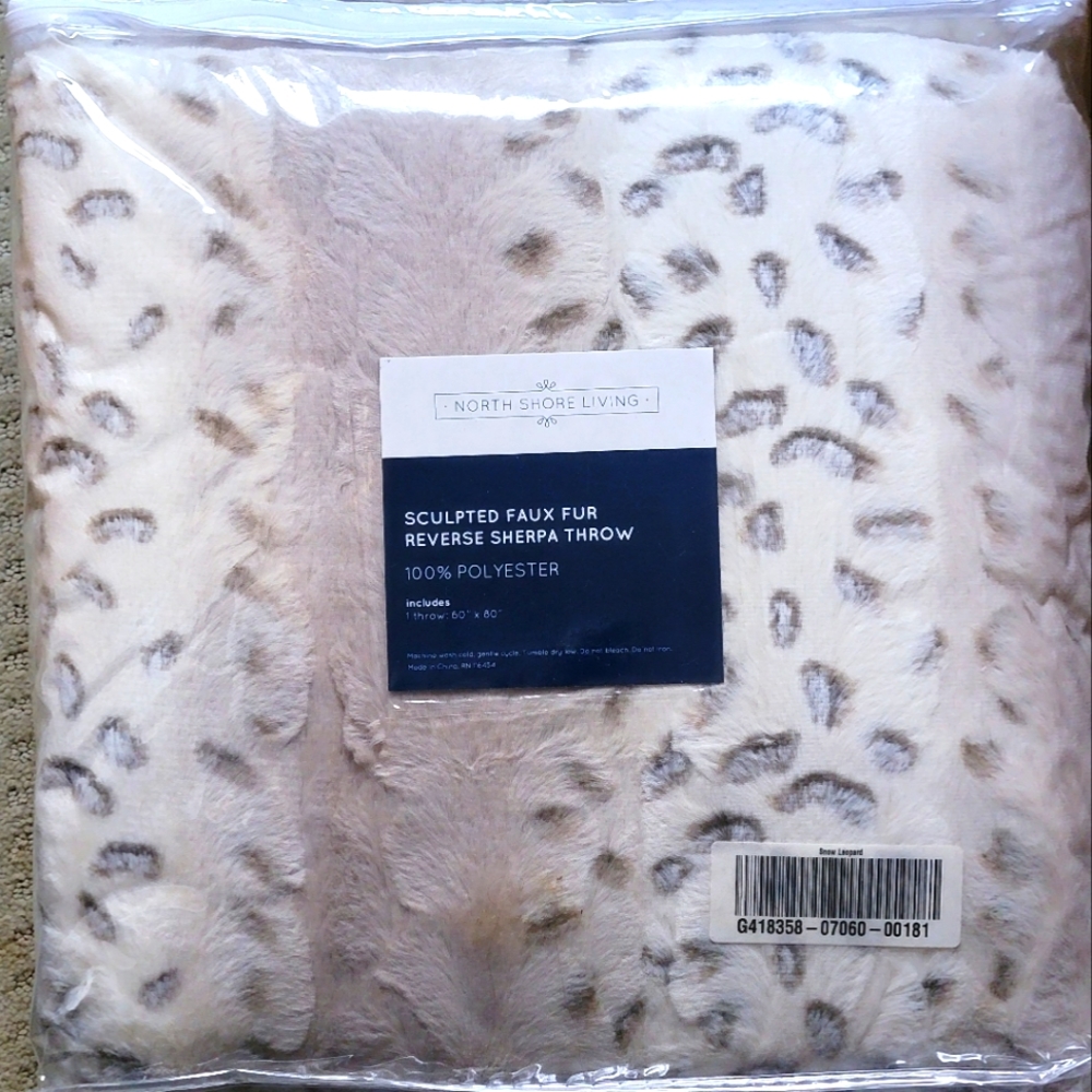 Sculpted Faux Fur Reverse Sherpa Throw